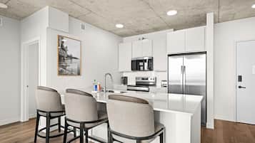 Full-sized fridge, microwave, oven, stovetop