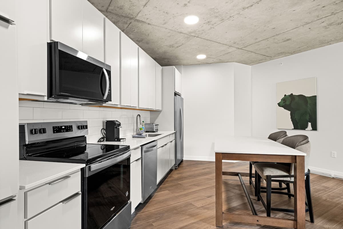 Departamento estándar | Cocina privada | Cafetera y tetera, refrigerador con congelador, microondas y horno