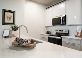 Geladeira grande, micro-ondas, fogão, cooktop