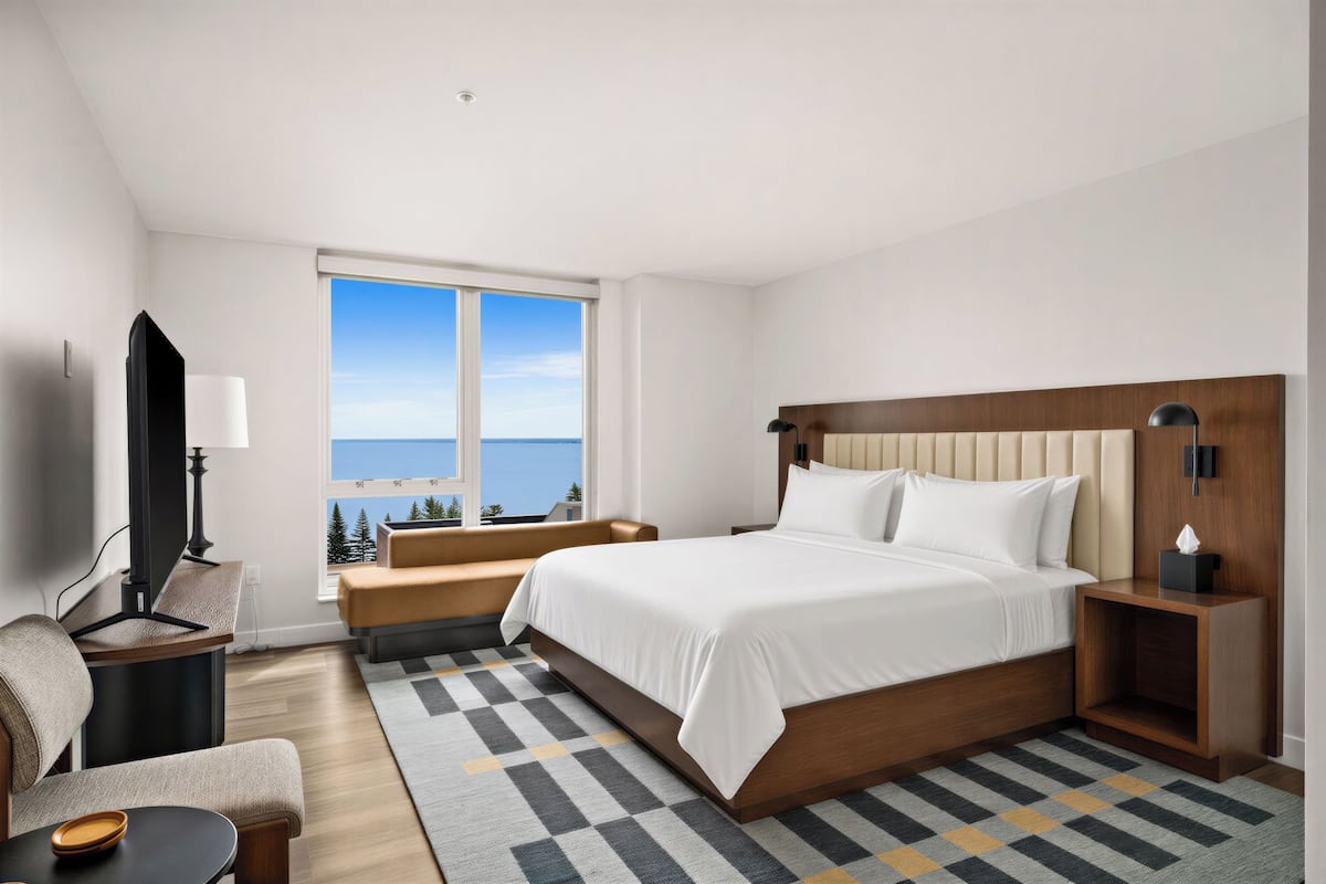 Estudio superior, vista al lago | Ropa de cama de alta calidad y edredón