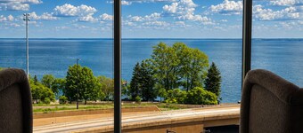The Lakeview Guesthouse