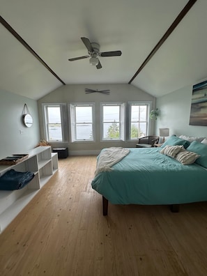 5 bedrooms, desk, iron/ironing board, travel cot