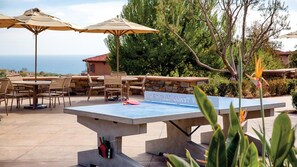 Outdoor dining - Relaxing Oceanview getaway minutes from Disneyland (Newport Beach)