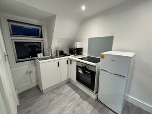 Appartement Confort, 2 chambres, four à micro-ondes | Cuisine privée | Grand réfrigérateur, micro-ondes, four, plaque de cuisson