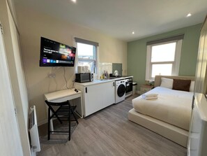 Comfort Apartment, 1 Double Bed, Private Bathroom - Hammersmith Haven (London)
