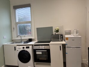 Appartement Classique, 1 chambre, salle de bains privée | Cuisine privée | Grand réfrigérateur, micro-ondes, four, plaque de cuisson