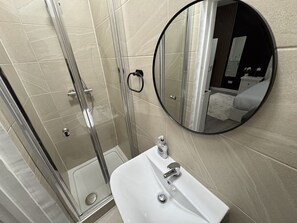 Deluxe Apartment, 1 King Bed, Private Bathroom | Bathroom - Hammersmith Haven (London)