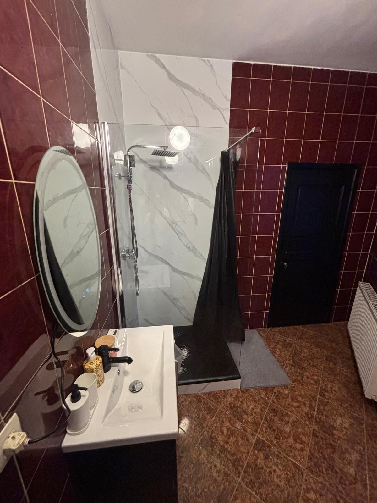 Een douche, een haardroger, handdoeken, zeep