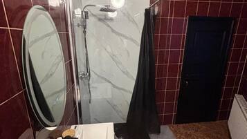 Een douche, een haardroger, handdoeken, zeep