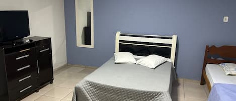 Suite 6 | Free WiFi, bed sheets