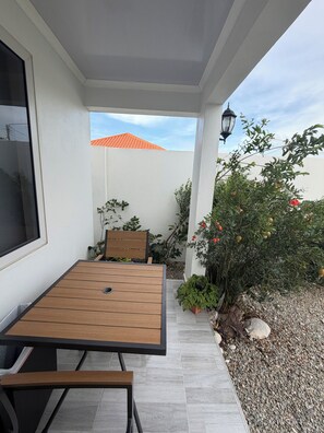 Outdoor dining - Your perfect home away from home 2bedroom apartment in peaceful Savaneta with AC (Savaneta)