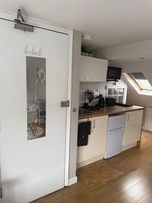 Quadruple Room, 1 Double Bed with Sofa bed, City View | Private kitchen - Alross guest house (London)