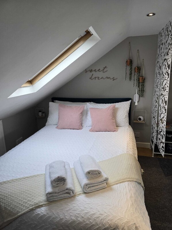 Quadruple Room, 1 Double Bed with Sofa bed, City View - Alross guest house (London)