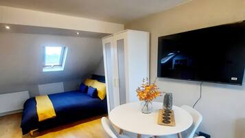 Quadruple Room, 1 Double Bed with Sofa bed, City View | Dining