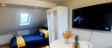 4 人部屋 ダブルベッド 1 台ソファーベッド付き シティビュー | レストラン