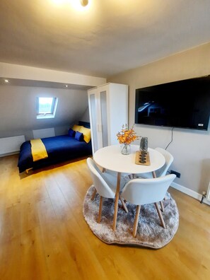 Quadruple Room, 1 Double Bed with Sofa bed, City View | Dining - Alross guest house (London)
