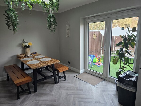 Habitación cuádruple, 1 cama matrimonial y sofá cama, vista a la ciudad | Restaurantes