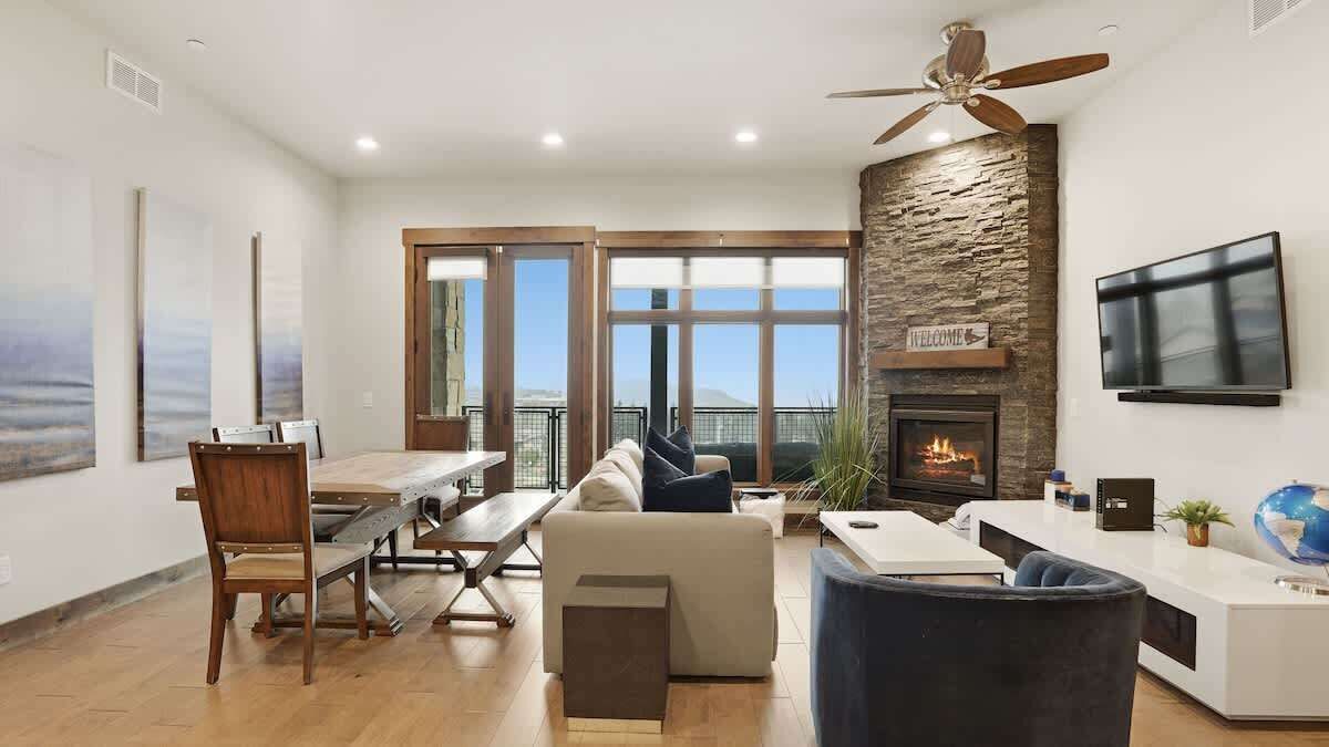 Smart TV, fireplace