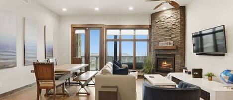 Smart TV, fireplace