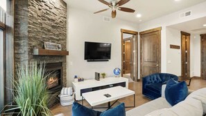 Una Smart TV, una chimenea