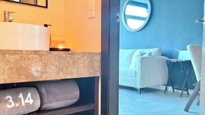 Ein Badezimmer mit Waschbecken, Handtuchwärmer und Toilettenpapier.