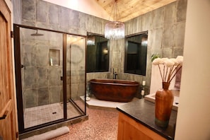 Shower, hair dryer, towels, shampoo - Luxury Cabin w/ Sauna|Near Zion & Bryce|Sleeps 13 (Alton)