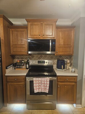 Private kitchen - Spacious 4-bedroom house in tranquil Jonesboro with AC (Jonesboro)