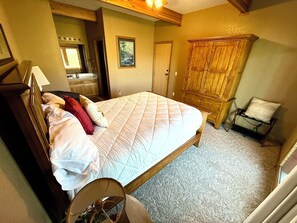 1 bedroom, WiFi, bed sheets - Riverfront Lodge in White Bird, ID – 1BR w/ Panoramic Views & Breakfast Unit 6 (White Bird)