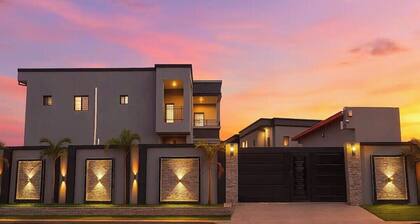Mwinde. Luxury apartment. 4 travelers.Swimming pool.Caretaker.10mn from airport