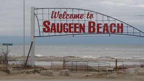 Un cartel con la leyenda 'Welcome to SAUGEN BEACH'.