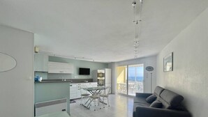 A modern apartment with a dining area, kitchenette, and a balcony with a view. - CAP D'AGDE - Rochelongue / Réf 417 (CAP D'AGDE)