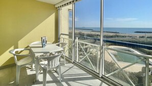 A balcony with a table and chairs, a view of the sea, and a clear sky. - CAP D'AGDE - Rochelongue / Réf 417 (CAP D'AGDE)