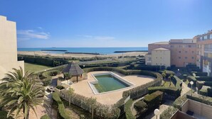 A resort with a pool, a beach view, and a well-maintained garden. - CAP D'AGDE - Rochelongue / Réf 417 (CAP D'AGDE)