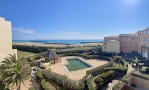 Ein Resort mit Pool, Meerblick und einem gepflegten Garten.