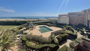 A resort with a swimming pool, a beach view, and a well-maintained garden. - CAP D'AGDE - Rochelongue / Réf 417 (CAP D'AGDE)
