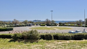 A parking lot with cars, a clear sky, and a distant view of the sea. - CAP D'AGDE - Plage Richelieu / Réf 307 (CAP D'AGDE)
