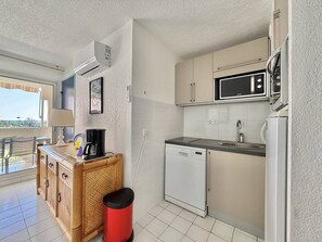 Fridge, microwave, oven, cookware/dishes/utensils - CAP D'AGDE - Plage Richelieu / Réf 307 (CAP D'AGDE)