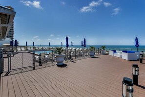 A rooftop deck with lounge chairs, umbrellas, and a pool. - New Listing! 4 Bedroom Villa Lost Key| Free Activities |Golf |Two pools |Private Beach Club (Pensacola)