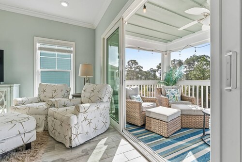 New Listing! 4 Bedroom Villa Lost Key| Free Activities |Golf |Two pools |Private Beach Club