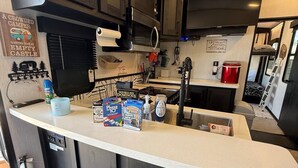 Microondas, horno, placa de cocina