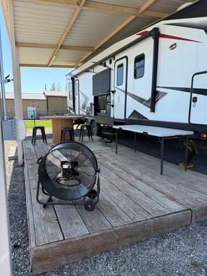 Property grounds - Lake Fork Trophy Bass Stay - Toy Hauler RV - 2 Bedroom's (Quitman)