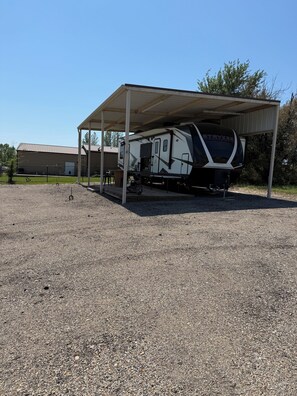 Property grounds - Lake Fork Trophy Bass Stay - Toy Hauler RV - 2 Bedroom's (Quitman)