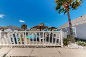Terrace/patio - PB117 Private Pool, Pet Friendly, Parking for 3, Charcoal Grill (Port Aransas)