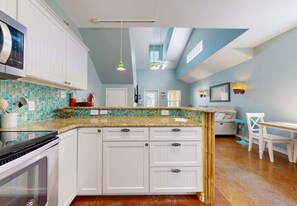 Fridge, microwave, oven, stovetop - PB117 Private Pool, Pet Friendly, Parking for 3, Charcoal Grill (Port Aransas)