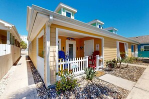 Terrace/patio - PB107 Shared Pool, Pet Friendly, Propane Grill, Parking for 3 (Port Aransas)