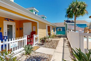 Terrace/patio - PB107 Shared Pool, Pet Friendly, Propane Grill, Parking for 3 (Port Aransas)