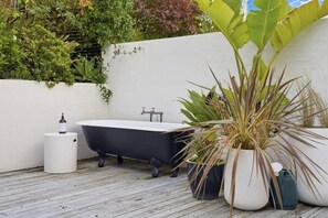 Property grounds - St Johns Sanctuary with Office and Outdoor Bath (Auckland East)
