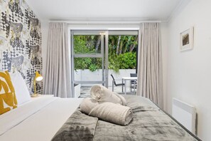 2 bedrooms, desk, iron/ironing board, WiFi - St Johns Sanctuary with Office and Outdoor Bath (Auckland East)