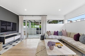 TV, offices, computer monitors - St Johns Sanctuary with Office and Outdoor Bath (Auckland East)