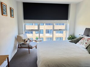 Room - Stylish 1BR Spacious Penthouse, Self Check-in, 5 min walk to parliament. (Barton)